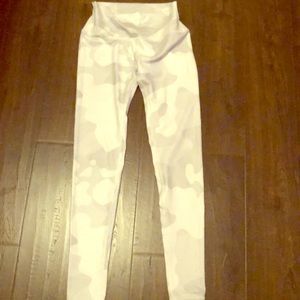 Alo yoga camo leggings